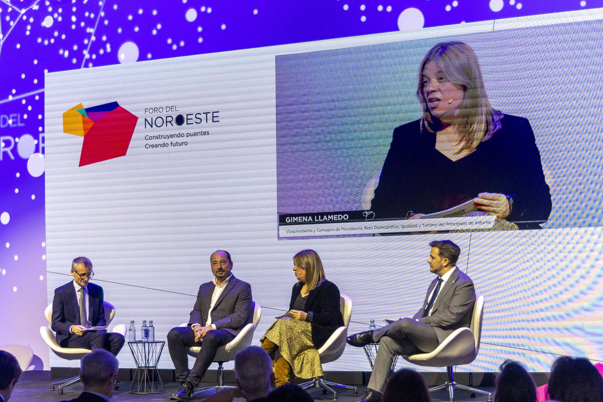 Un momento de la mesa sobre “Turismo inteligente” con José Manuel Merelles, de Turismo de Galicia, Gimena Llamedo, del Principado de Asturias, Victor López, de Turismo de Zamora, moderada por Xaime Leiro, director de "El Correo Gallego".
