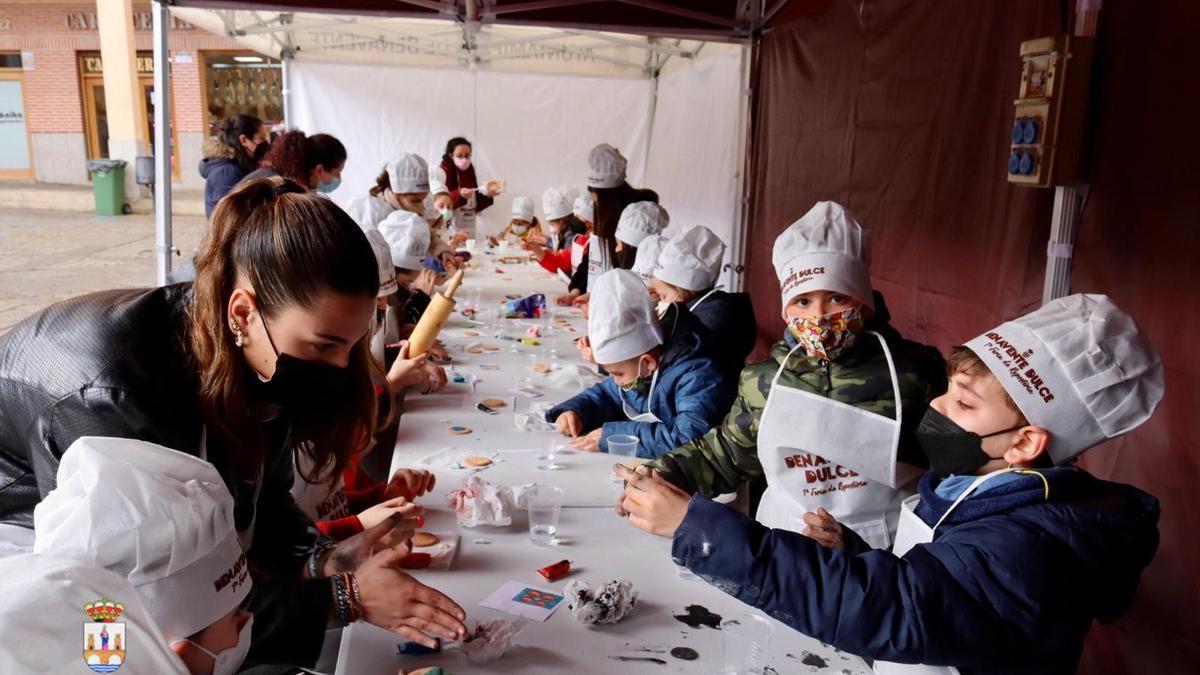 Taller de fondant para niños en una carpa instalada para el evento en la plaza Mayor.