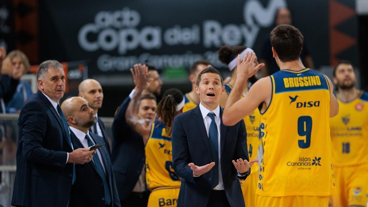 Jaka Lakovic feleicita a Nico Brussino cuando ambos militaban en el CB Gran Canaria.