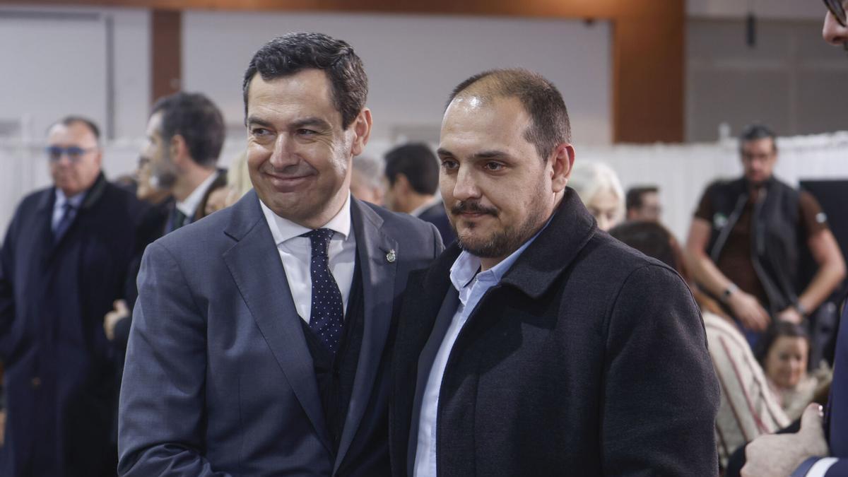 Juanma Moreno junto al alcalde de Adamuz