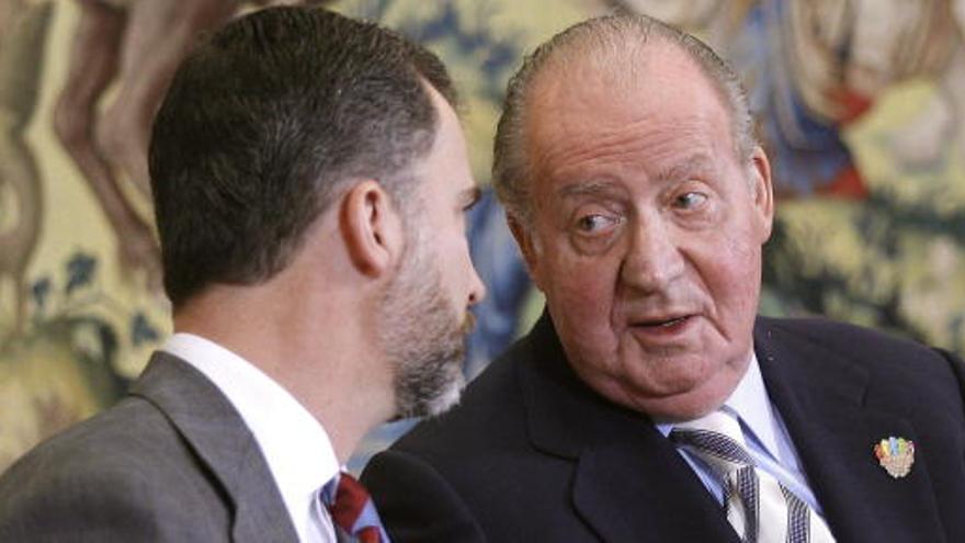 Don Juan Carlos charla con el Príncipe.