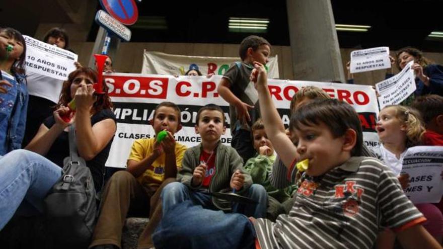 Un momento de la manifestación de padres y alumnos del colegio Lo Romero.