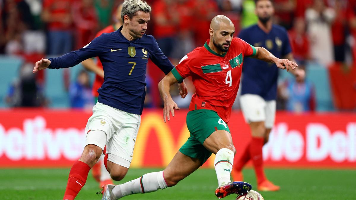 Sofyan Amrabat y Antoine Griezmann, en una acción del Francia-Marruecos.