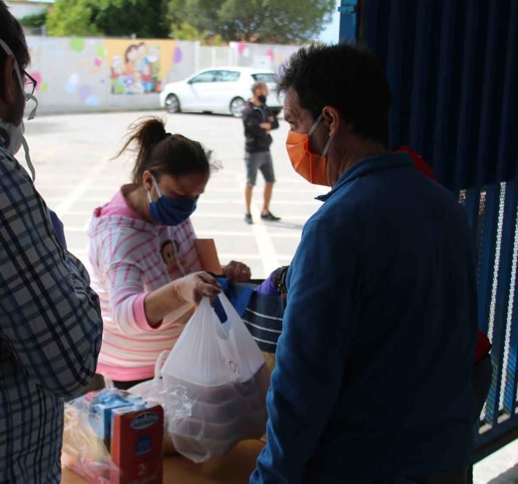 Reparto solidario de comida en los Asperones