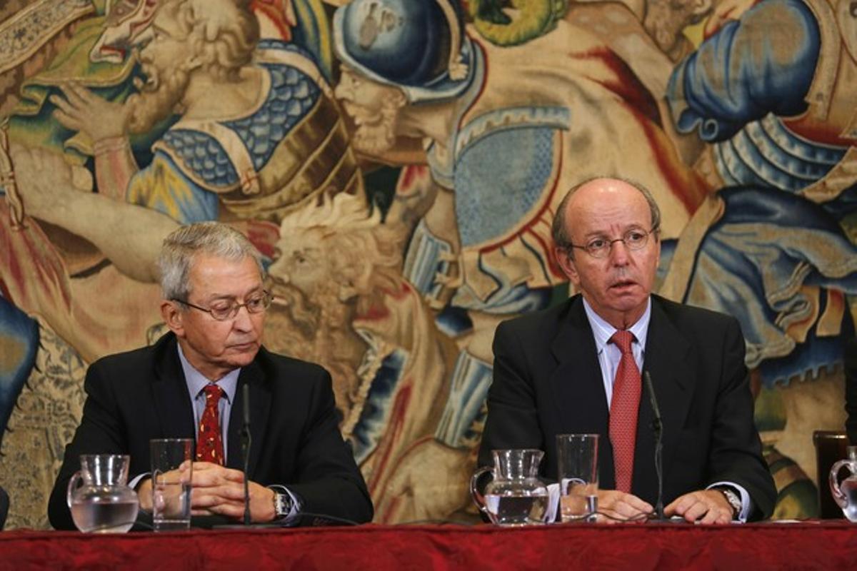 El cirurgià ortopèdic Miguel Cabanela, a l’esquerra, i Rafael Spottorno, cap de la Casa del Rei, aquesta tarda, a la Zarzuela. El cirurgià ortopèdic Miguel Cabanela, a l’esquerra, i Rafael Spottorno, cap de la Casa del Rei, aquesta tarda, a la Zarzuela.