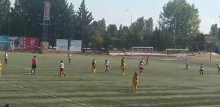 La pasividad de un árbitro durante un partido de fútbol femenino: no se mueve del centro del campo