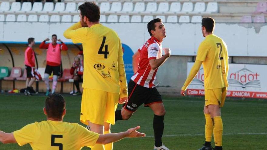 Dani Hernández celebra el primer tanto frente al Real Ávila.