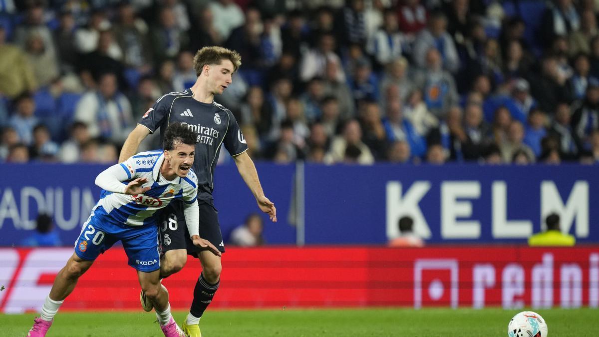 César Palacios y Antoniu Roca, durante el partido de LaLiga de fútbol que RCD Espanyol y Real Madrid disputan este domingo en el RCDE Stadium
