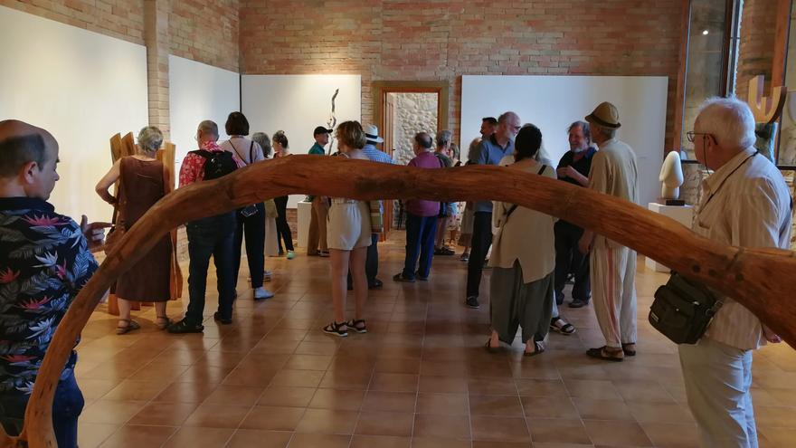 Segona part de l&#039;idil·li de Torroella de Fluvià amb l&#039;escultura