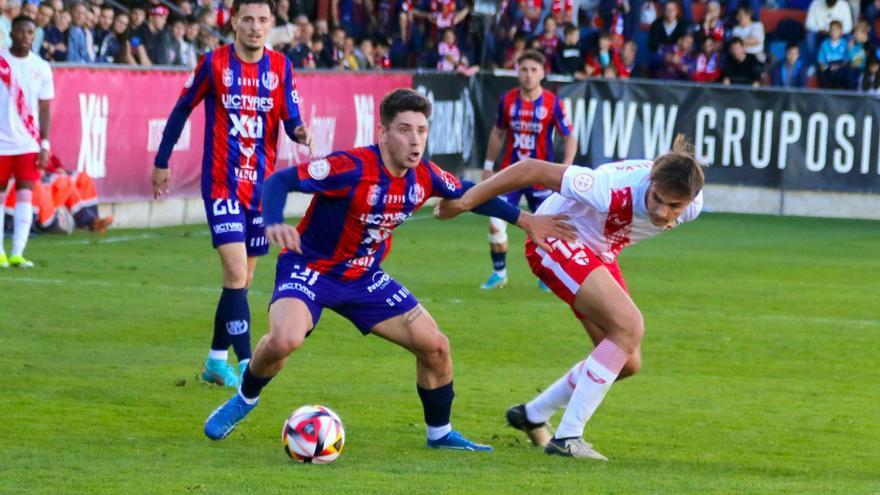 Satoca protege el balón en el encuentro de la semana pasada ante el Sevilla Atlético. | PASCUAL AGUILERA