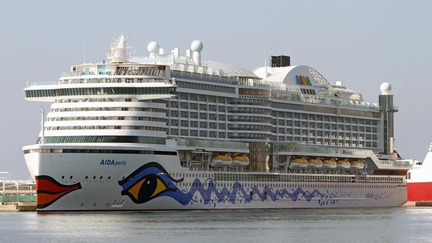 La naviera Aida estrena en el puerto de Palma su nuevo súper crucero