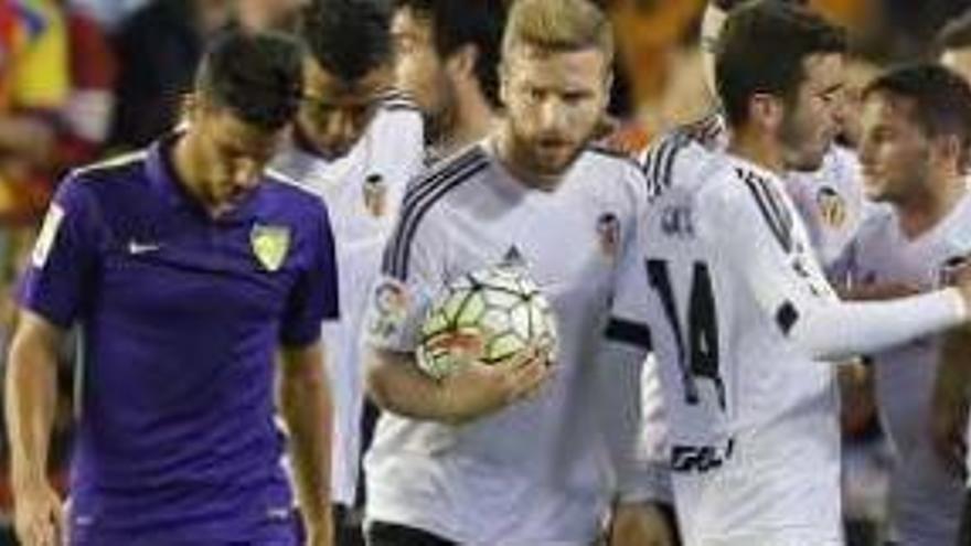 Juankar lamenta uno de los goles del Valencia.