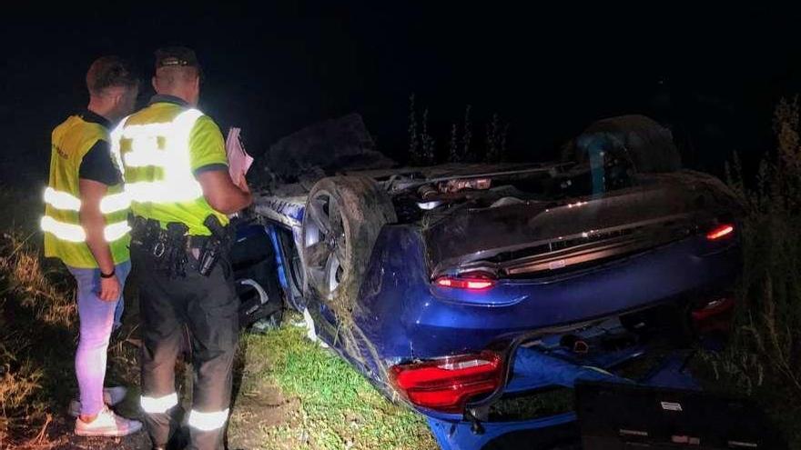 El vehículo volcado después de la salida de vía. // FdV