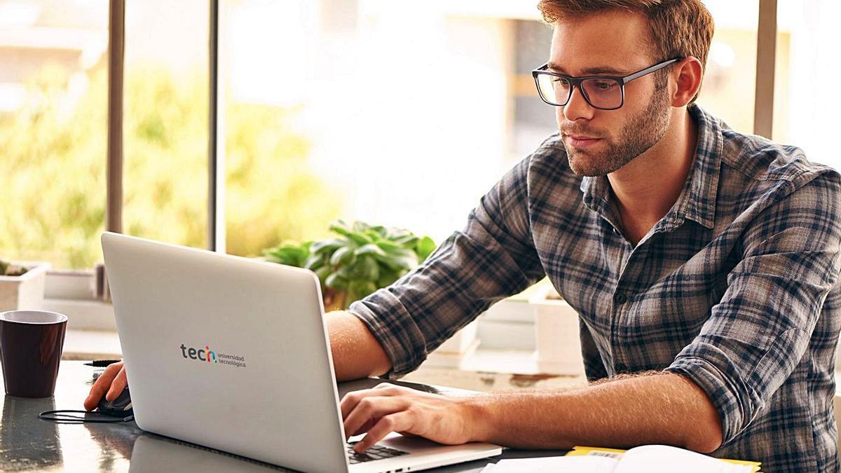 Un estudiante de TECH Universidad Tecnológica.