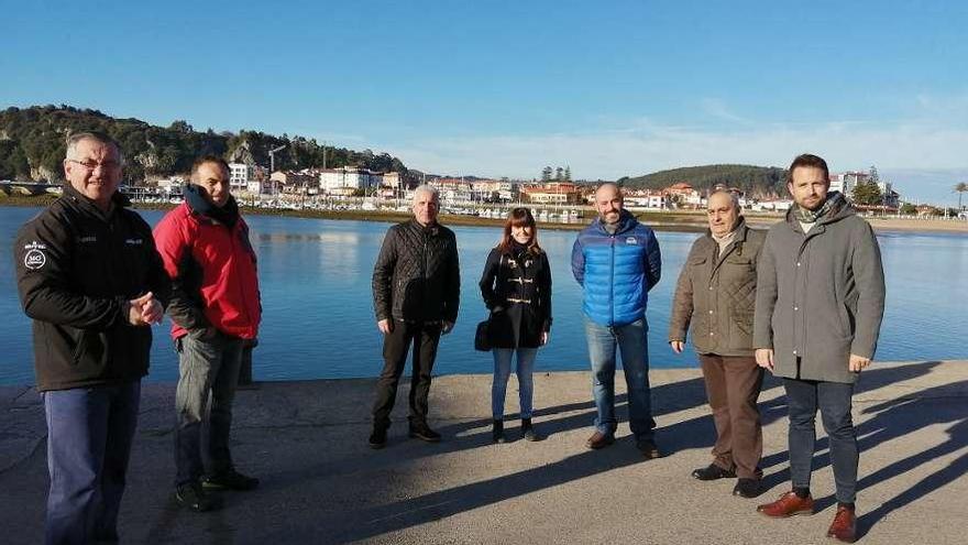 José Manuel Gutiérrez, Juan Martino, Santiago Traviesa, Leticia Cué, Paulo García, Javier Brea y Álvaro Queipo, ayer, en el puerto de Ribadesella.