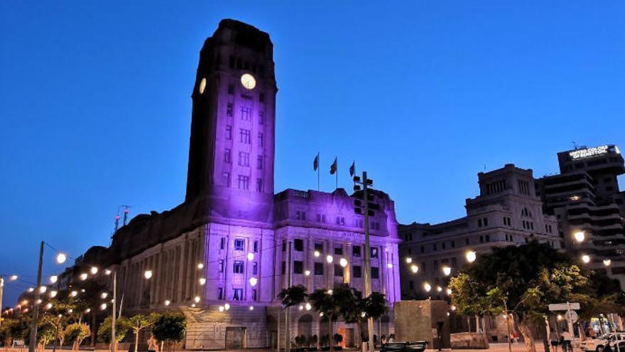 El edificio principal del Cabildo de Tenerife, iluminado.