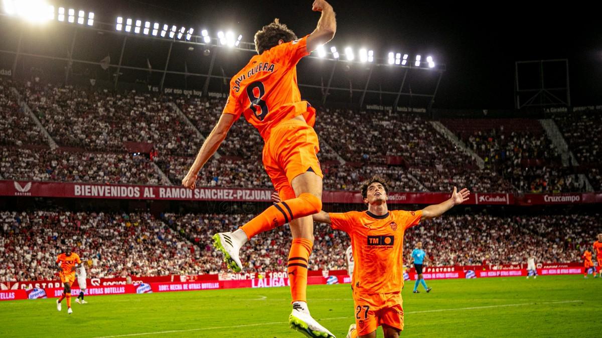 Javi Guerra celebrando el gol ante el Sevilla
