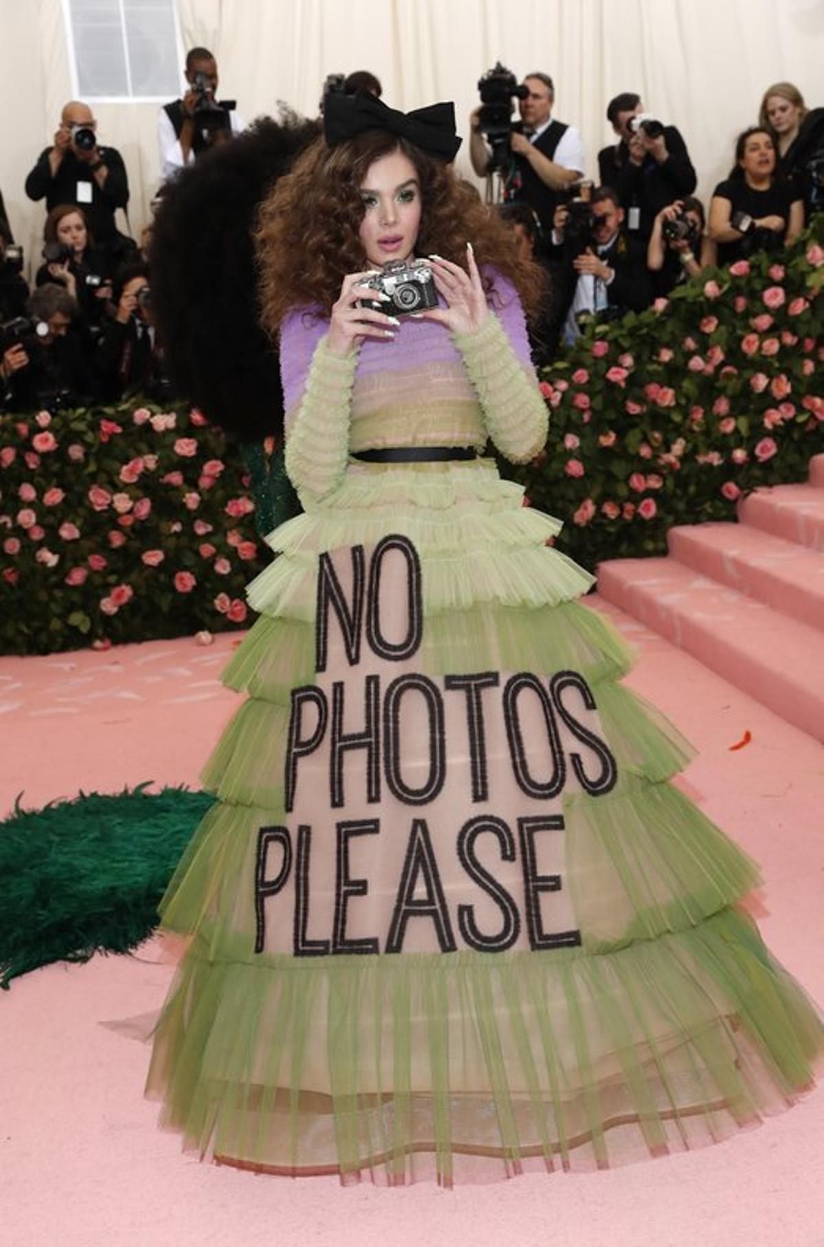 Hallee Steinfeld, con un espectacular mensaje en la cola de su vestido.