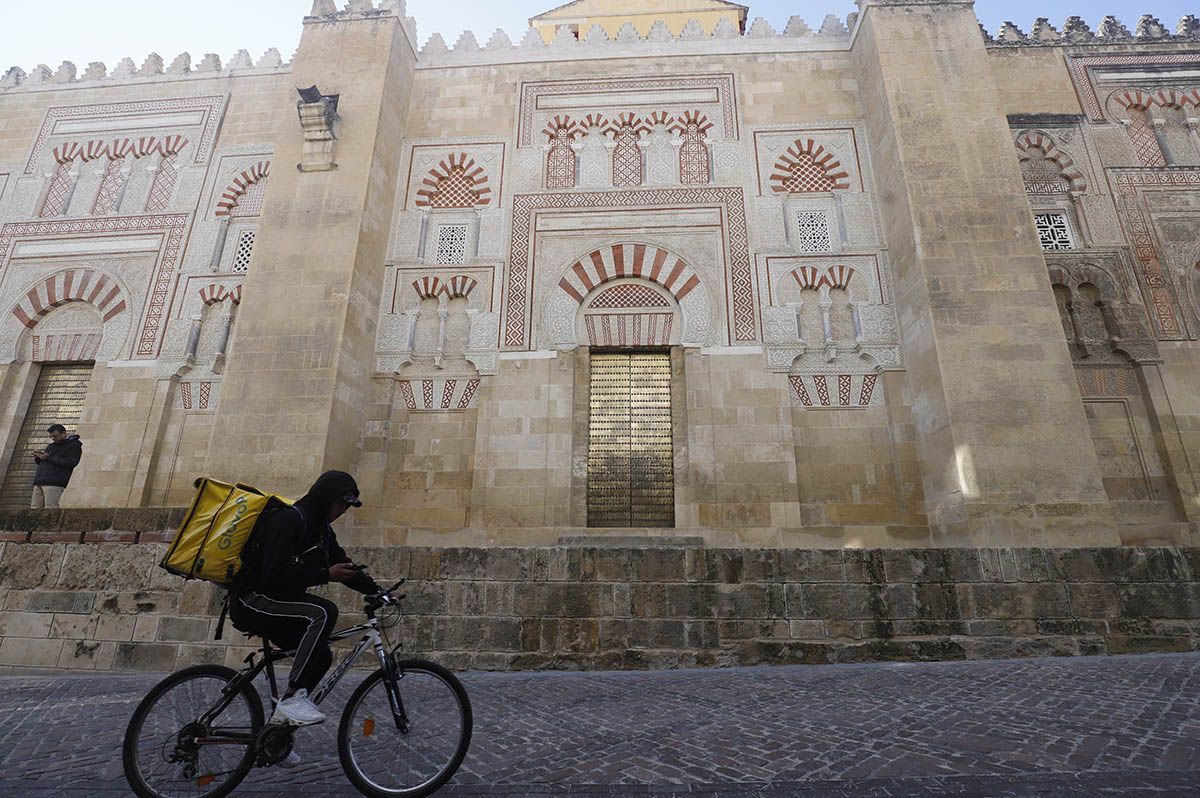 Así luce la puerta de la Concepción Antigua de la Mezquita tras su restauración