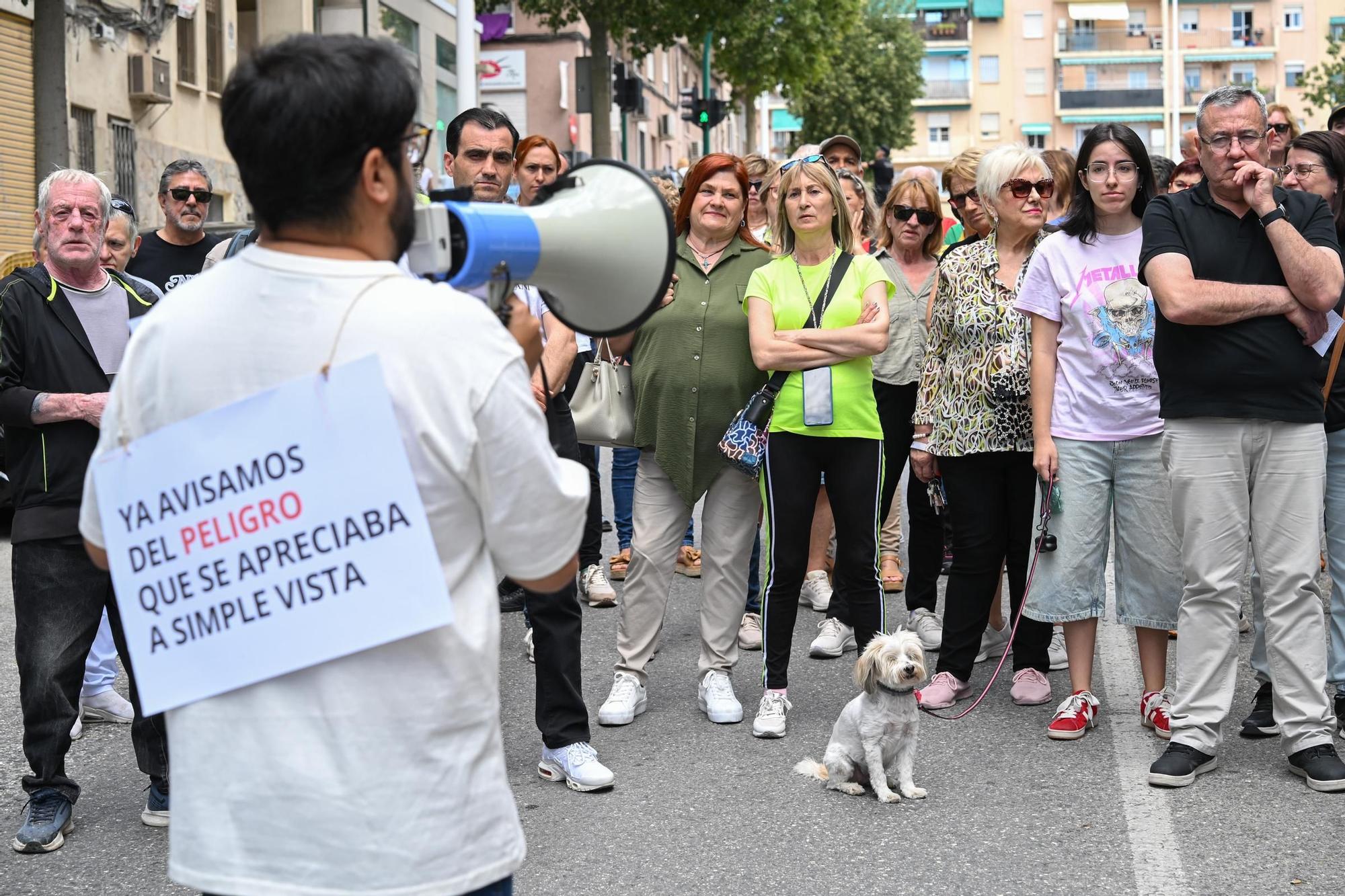 Vecinos se manifiestan pidiendo soluciones tras los hundimientos en la calle Clara Campoamor en Elche
