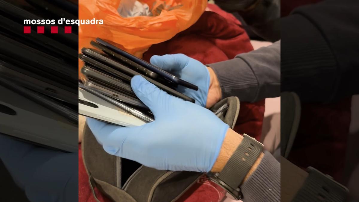 Els agents dels Mossos durant l'operatiu anti droga a Igualada