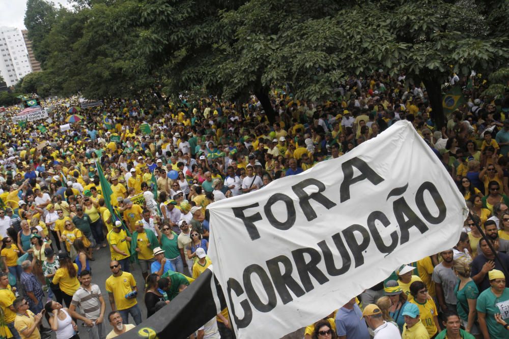 Miles de brasileños toman las calles contra Rousse