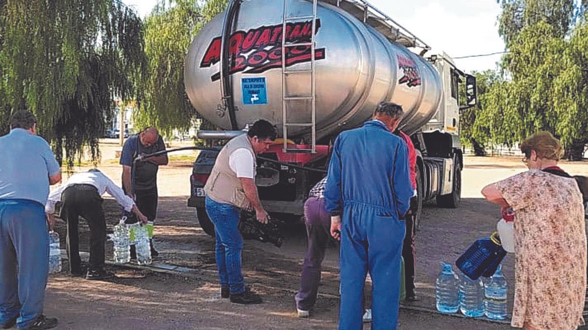 Vecinos de  Villanueva de Córdoba recogen agua de las cisternas enviadas por Emproacsa.