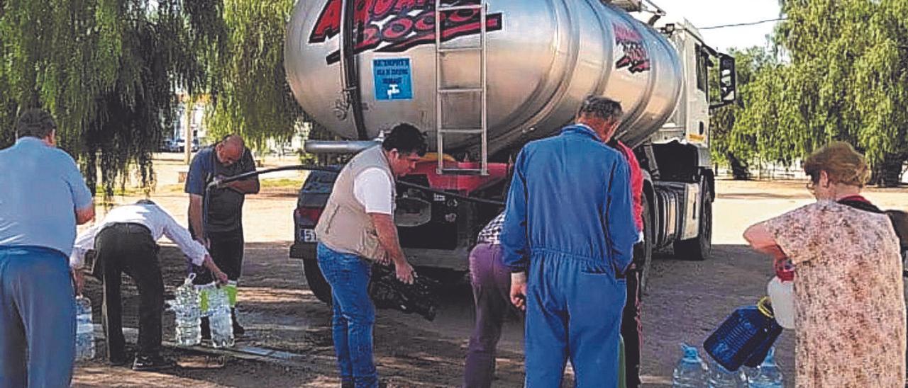 Vecinos de  Villanueva de Córdoba recogen agua de las cisternas enviadas por Emproacsa.