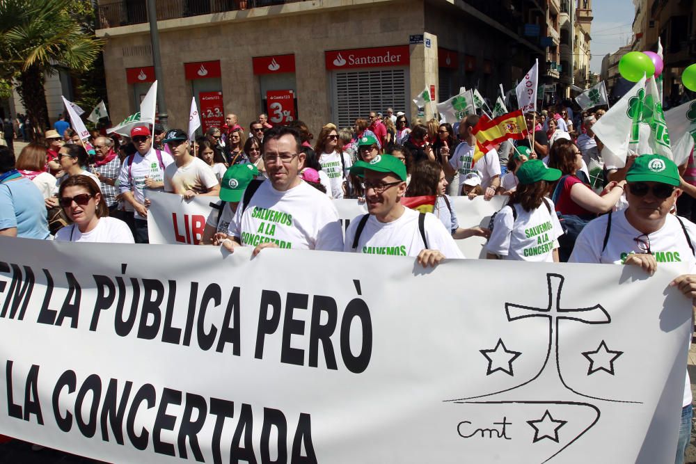 Cientos de alicantinos, en la protesta contra Marzà en Valencia