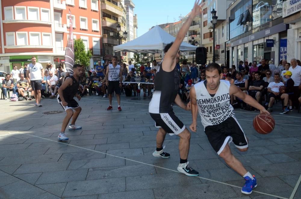 El baloncesto veterano sale a las calles de Vilagarcía. // Noé Parga