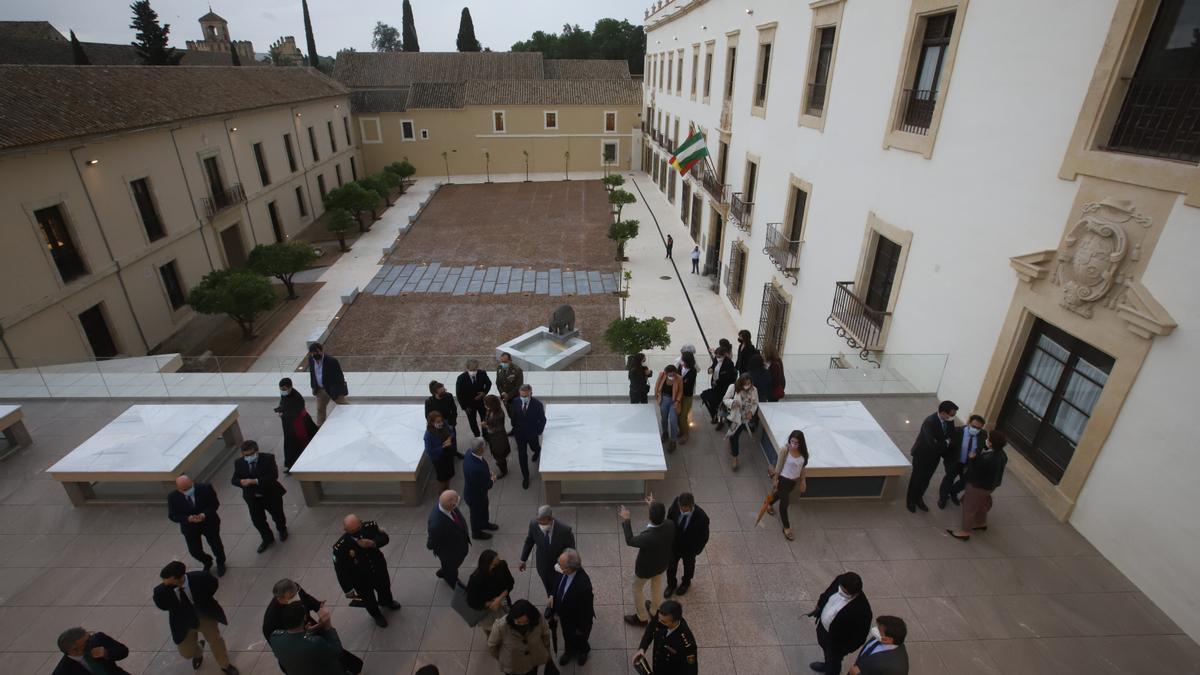 Patio de carruajes del Palacio Episcopal, visto desde una planta superior, durante la visita de las autoridades.