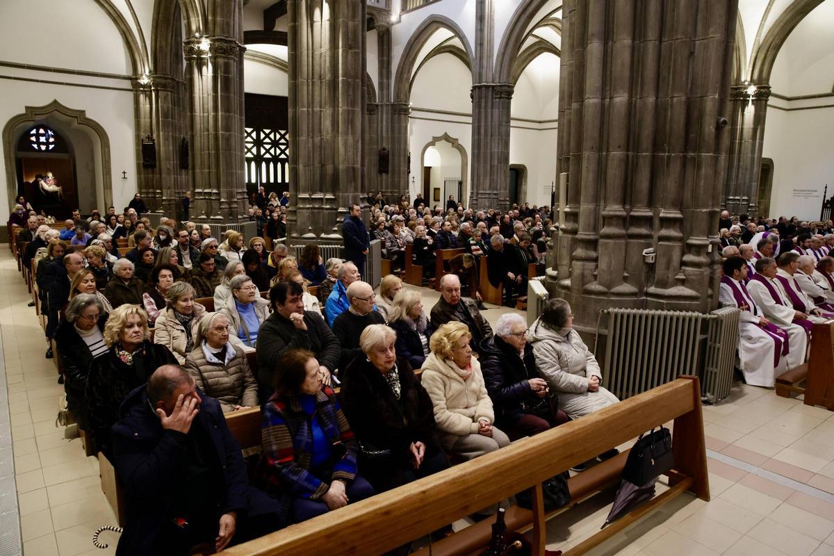EN IMÁGENES: El funeral de "Donvi" en la iglesia de San Lorenzo de Gijón