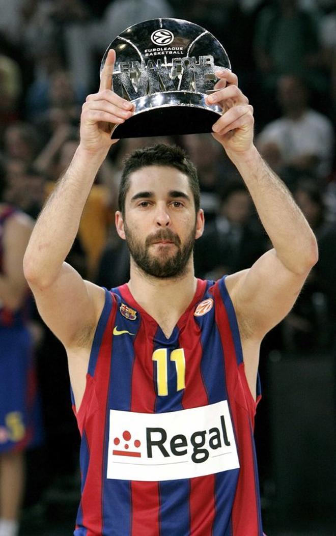 El jugador del Barcelona, Juan Carlos Navarro, levanta el trofeo que le acredita como jugador MVP de la Final Four de la Euroliga de baloncesto, que han disputado frente al Olympiacos en el Palacio Omnisport de Bercy, Paris.