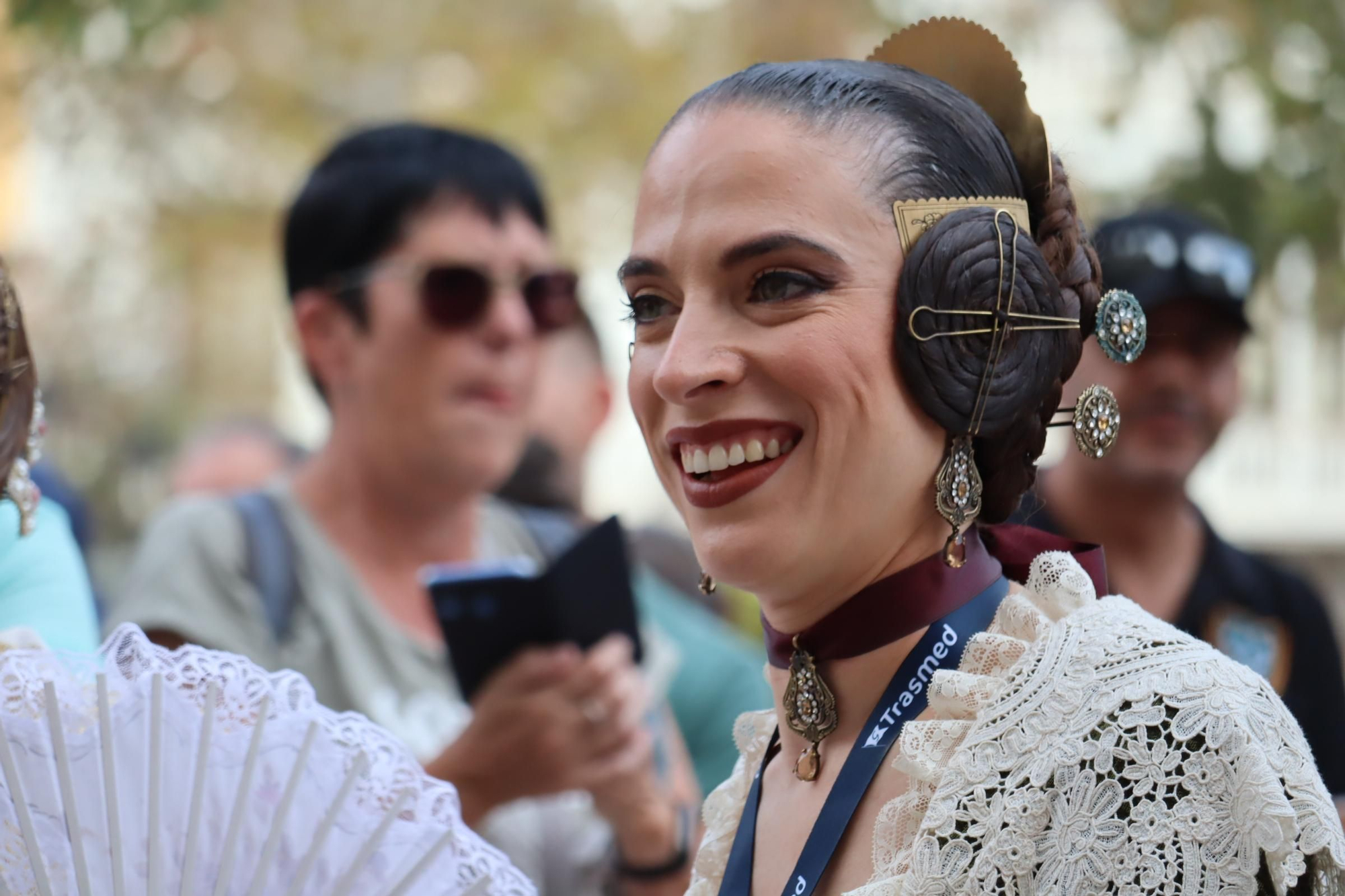 Concentración fallera en la Plaza del Ayuntamiento con las candidatas a FMV2025