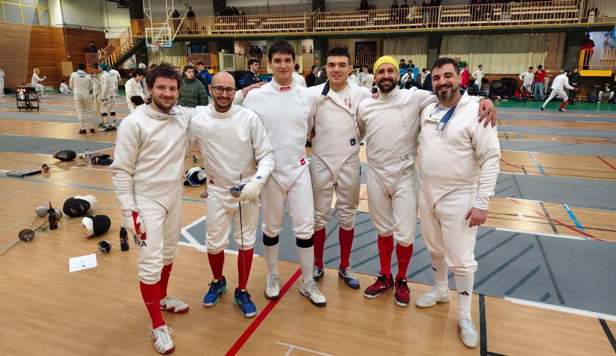 Penido (con gorro) y el resto de integrantes del Compostela Esgrima en la Liga Nacional de Equipos. |