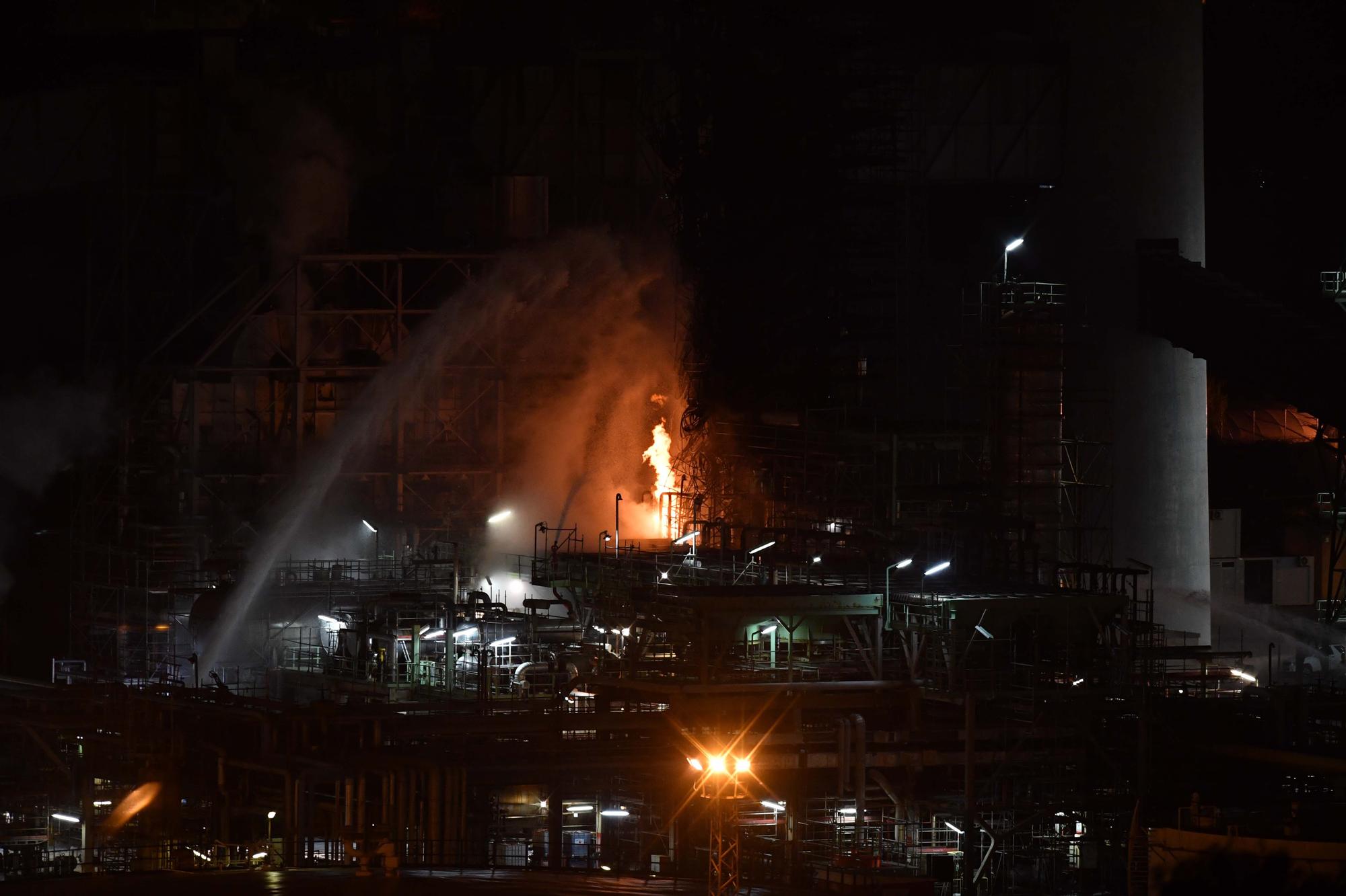 Fuego en la refinería de A Coruña