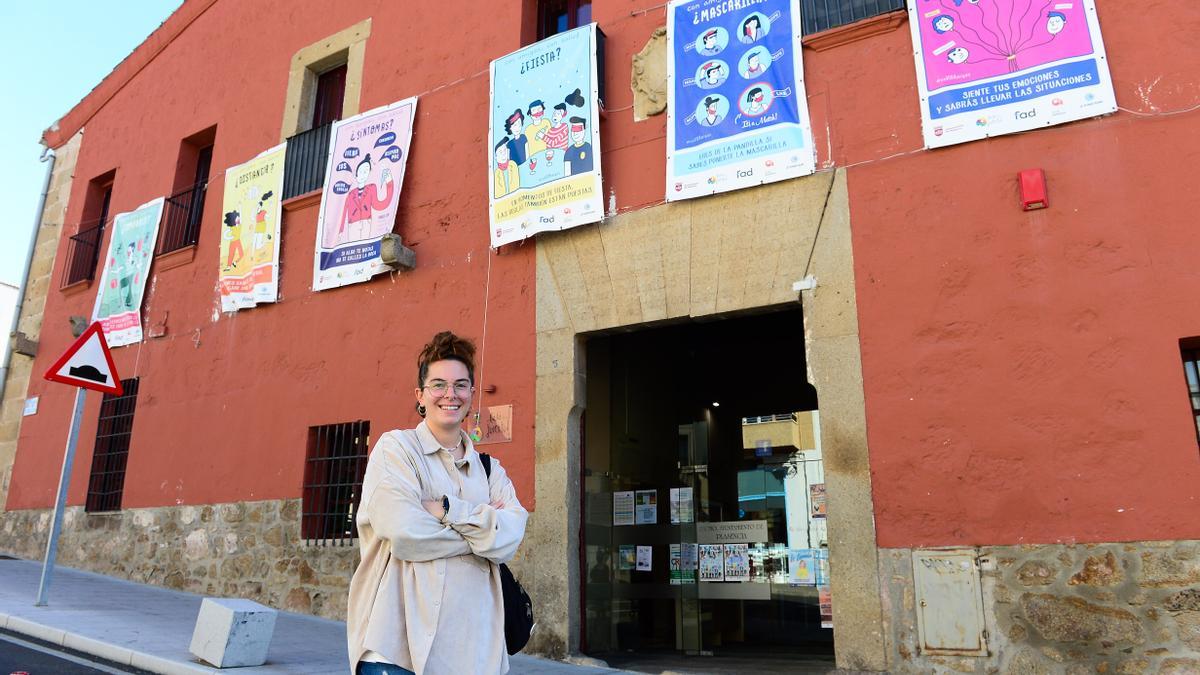 Laura Parra, sonriente, ante la Casa de la Juventud.