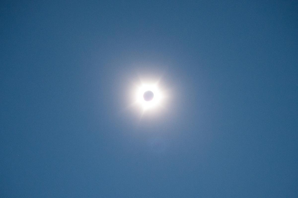 Eclipse solar total visto desde la ciudad australiana de Exmouth.