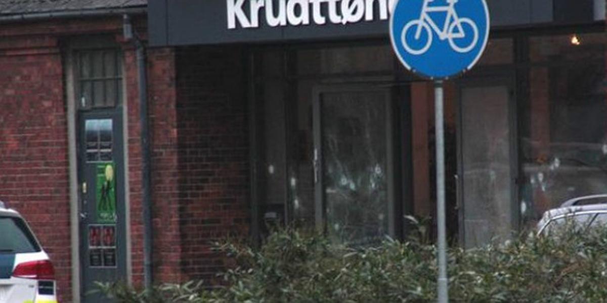 Impactes de bala al cafè Krudttoenden, a Copenhaguen, on s’ha produït l’atemptat.