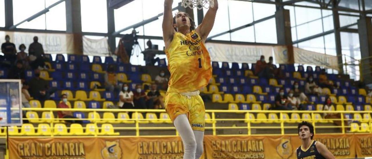 Miguel Serrano realiza un mate con la camiseta del Herbalife Gran Canaria en el choque contra el Canoe. | | LP/DLP