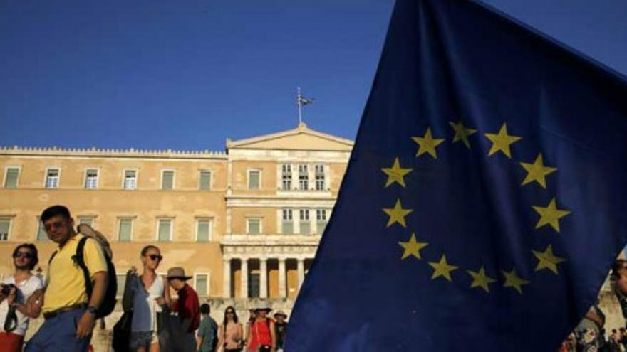 Los griegos se manifiestan frente al Parlamento