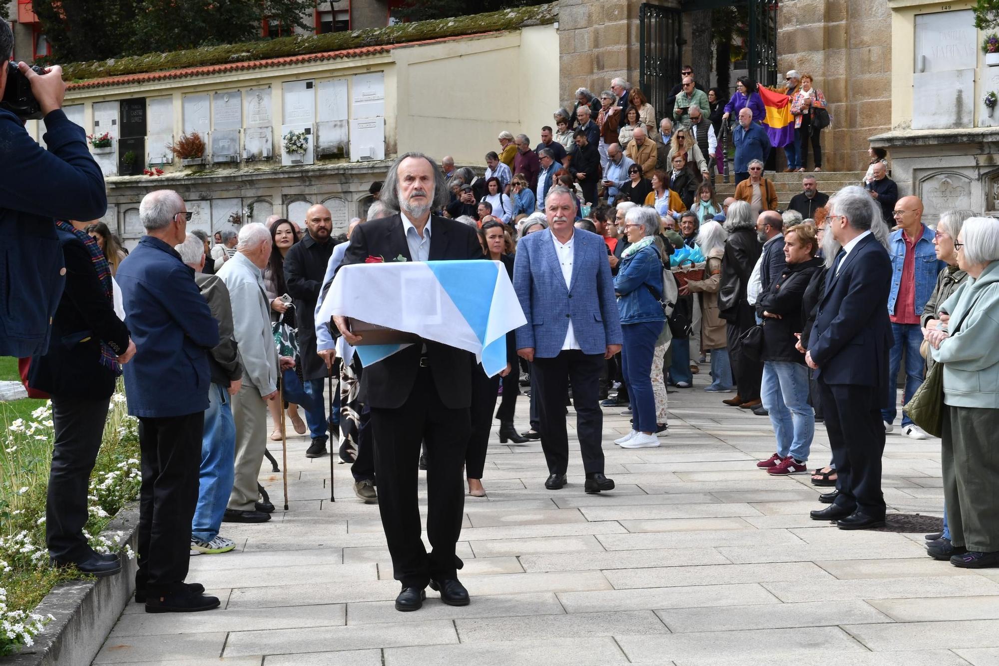 Recepción e enterro dos restos do pintor Francisco Miguel