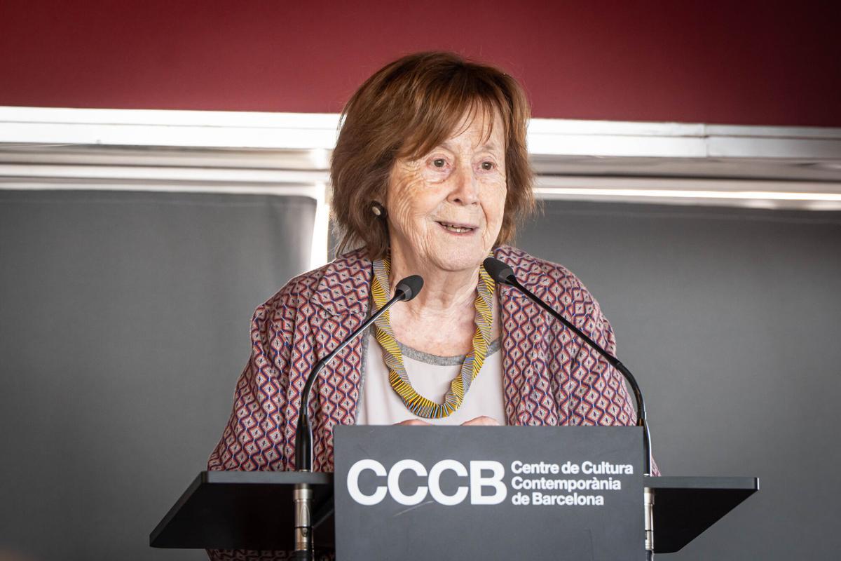 Barcelona, 15/04/2026 Economía. III Jornada COHABITAC 1a mesa de debate.Sesión 1: PERSONAS: Carme Trilla, presidenta de COHABITAC: necesidad de promotoras-gestoras sociales. Artur Fornés, abogado y redactor de la propuesta de ley. Eduardo Gutiérrez, presidente de ALIVAS: necesidad de intermediadoras sociales. Manel Rodríguez, consejero delegado de ALAS Vivienda Asequible: necesidad de captación de fondos de inversión social. Núria Lambea, doctora en Derecho por la Universitat Rovira i Virgili y experta en gestión de vivienda social. Modera: Albert Sáez, periodista y director de El Periódico. AUTOR: MANU MITRU