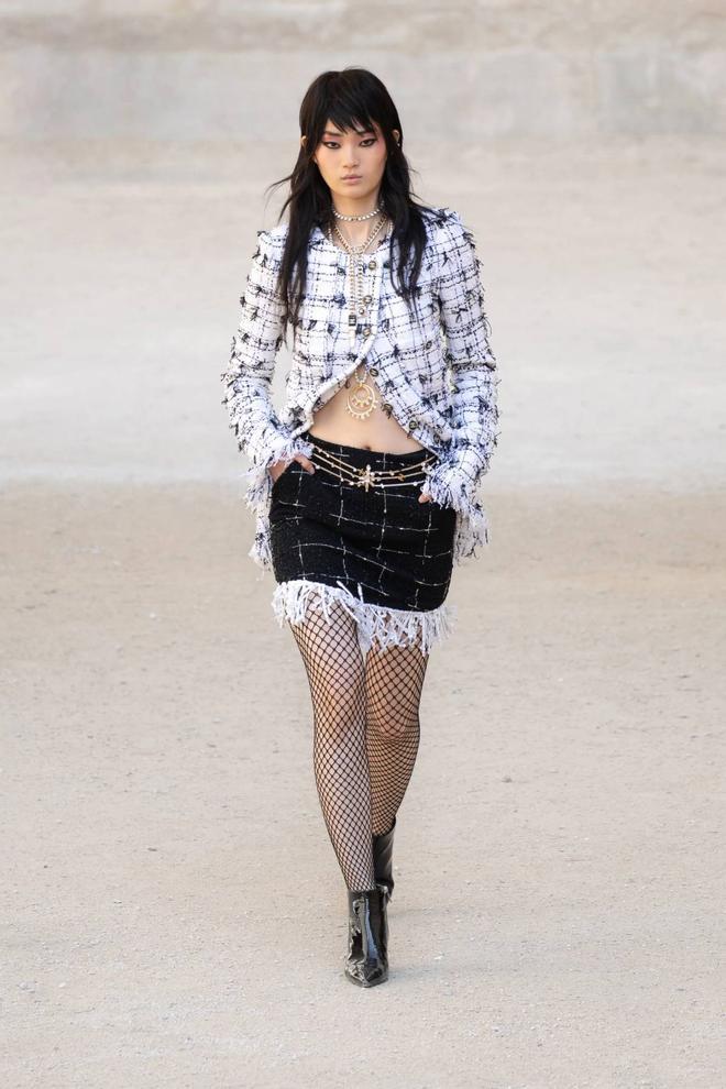 Look de 'tweed' visto en la pasarela de la colección Resort 2022 de Chanel