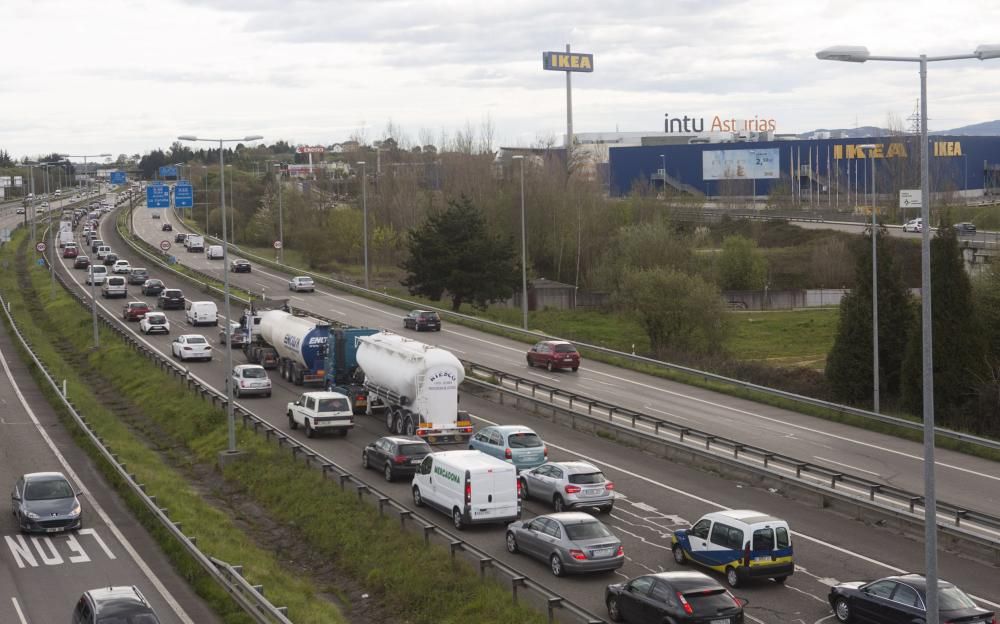 Retenciones kilométricas por las obras en un carril de la "Y"