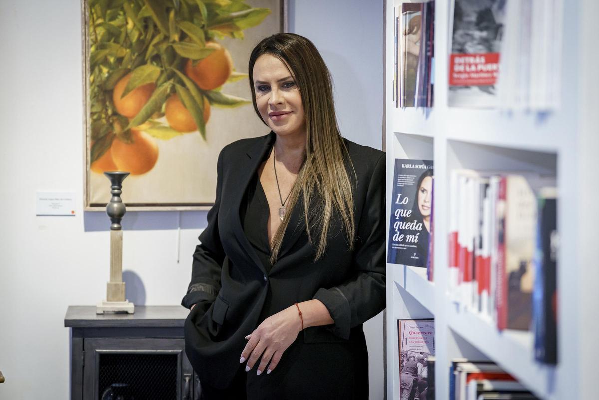La actriz Karla Sofia Gascon, en la presentación de nuevo libro.