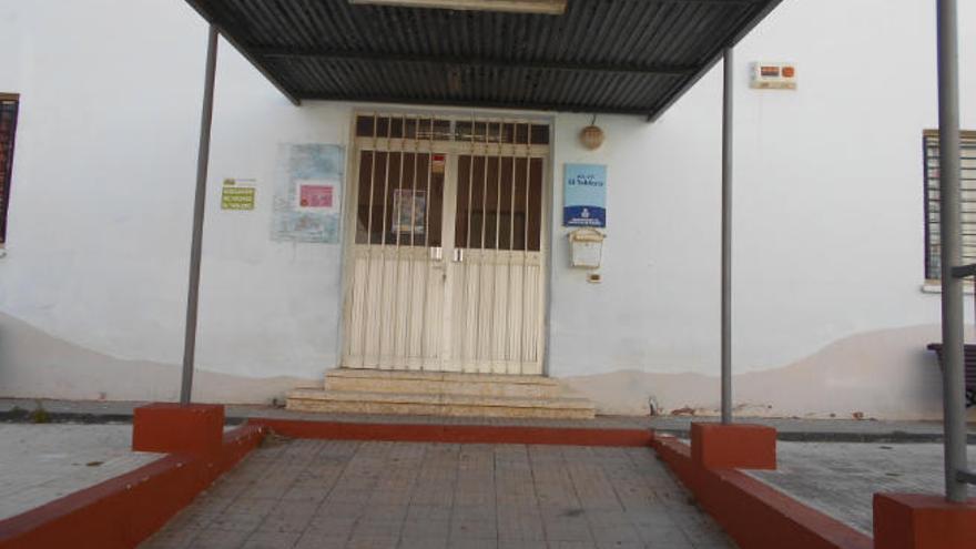 El cuarto mortuorio de El Tablero está junto a la asociación de vecinos.