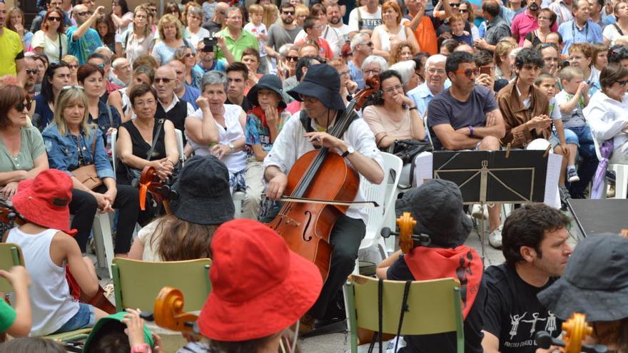 La plaça de Sant Pere escolta les músiques de la Patum més inclusiva i accessible