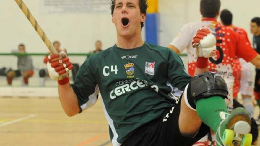 Toni Pérez celebra su gol ante el Shum Maçanet durante el encuentro de ayer en Cerceda.