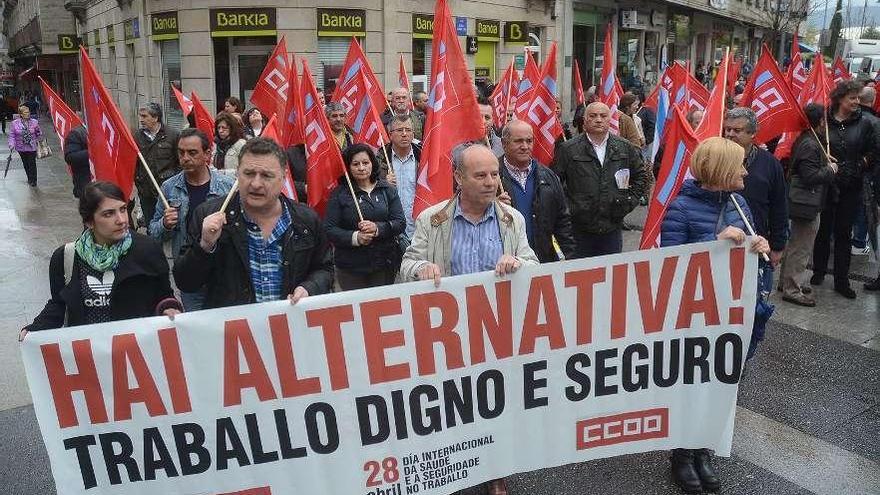 Los delegados sindicales se concentraron ante la sede del PP.  // Rafa Vázquez